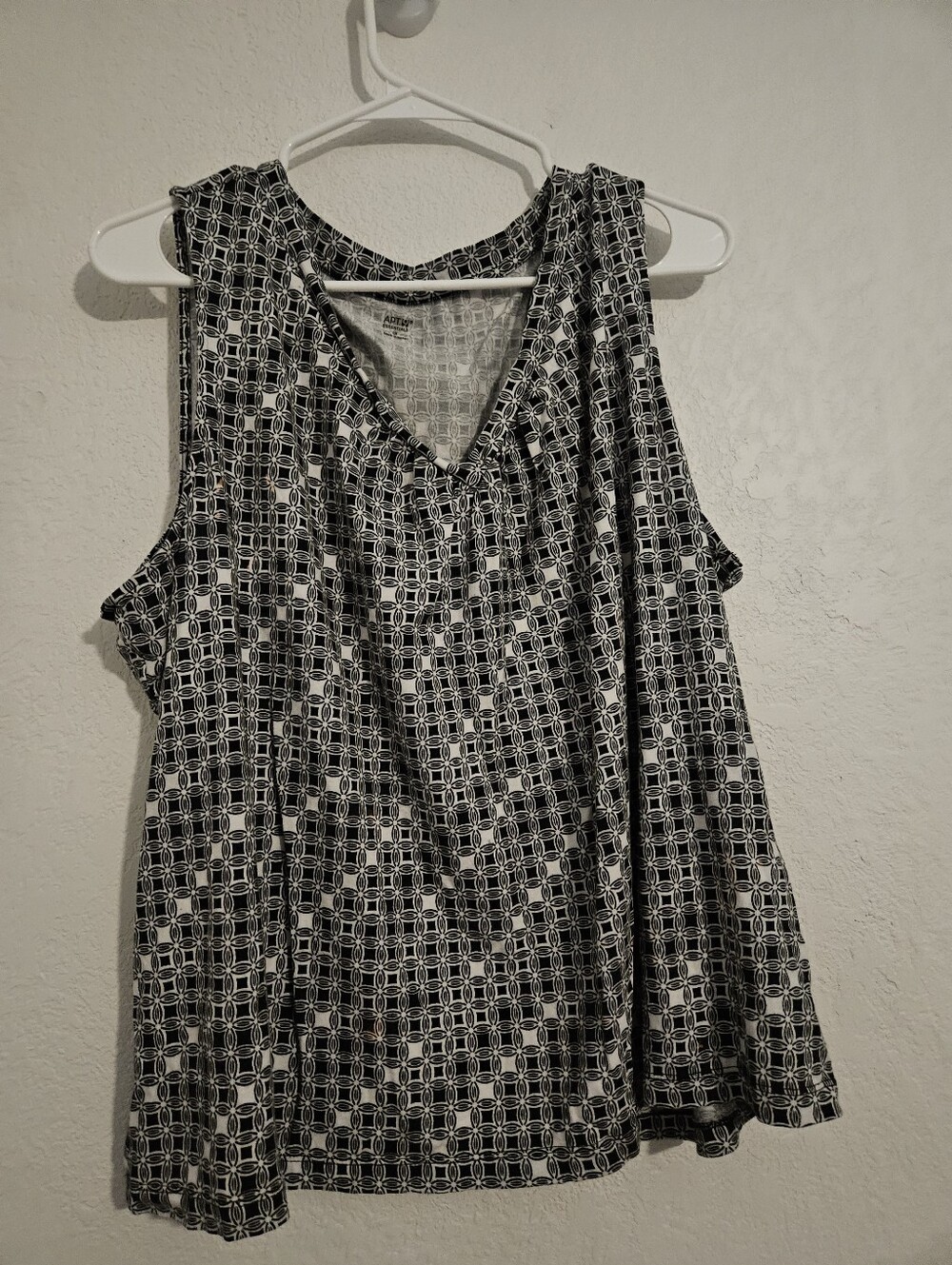 APT 9 Essentials Black & White Geometric V-Neck Sleeveless Camisole Top